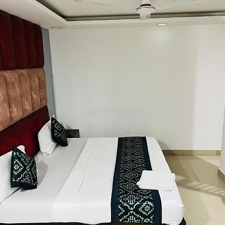 Hotel Marina Near Igi Airport Delhi New Delhi Exteriör bild
