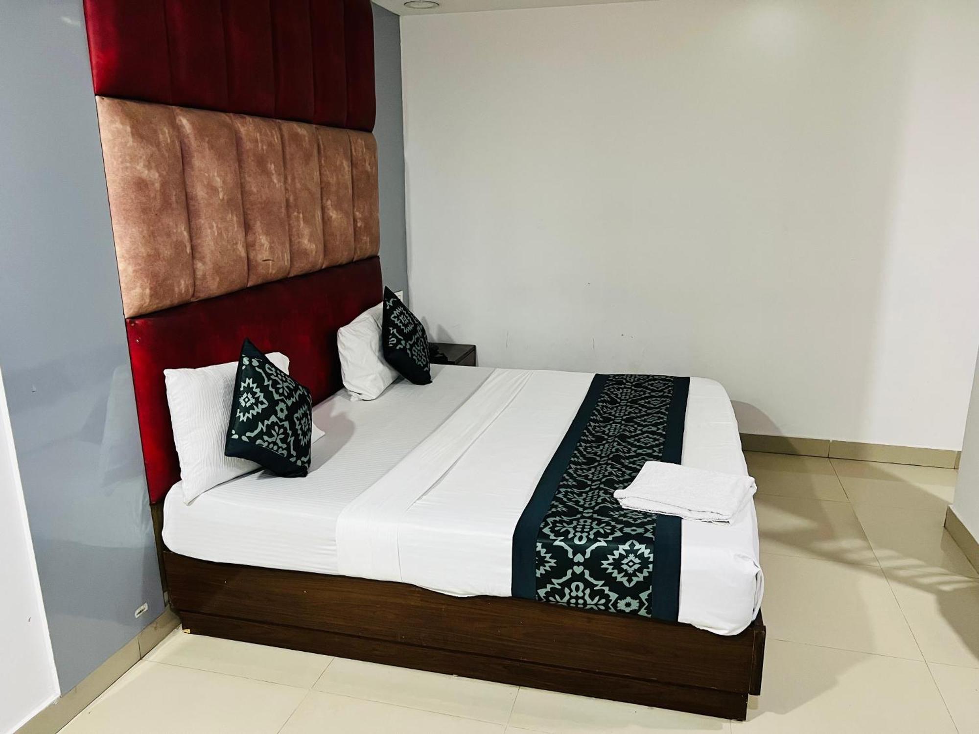Hotel Marina Near Igi Airport Delhi New Delhi Exteriör bild